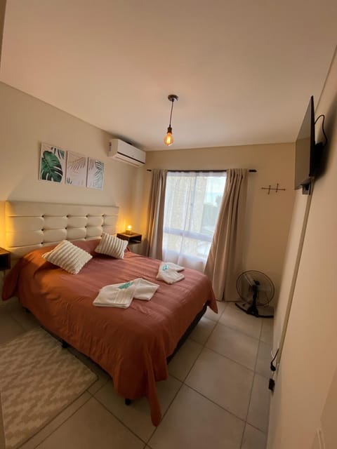 Bed, TV and multimedia, Photo of the whole room, Bedroom, air conditioner