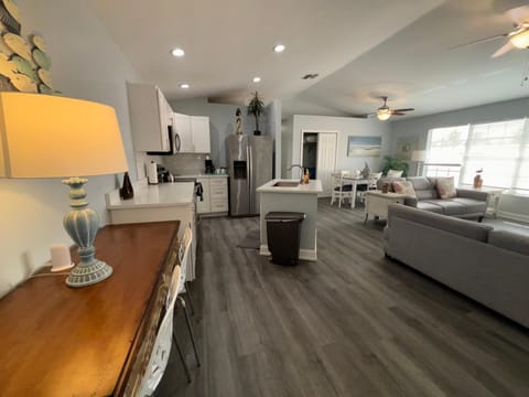 Kitchen or kitchenette, Living room