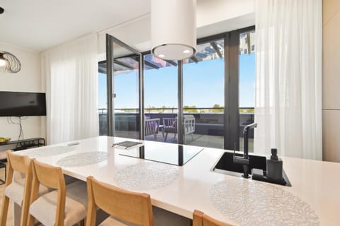 TV and multimedia, Balcony/Terrace, Dining area, City view, kitchen