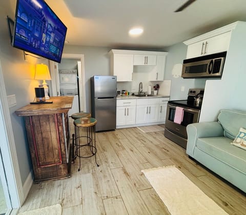 TV and multimedia, Kitchen or kitchenette, Living room, Seating area, oven, stove