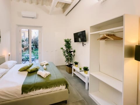 Property building, Bed, TV and multimedia, Floor plan, wardrobe, air conditioner