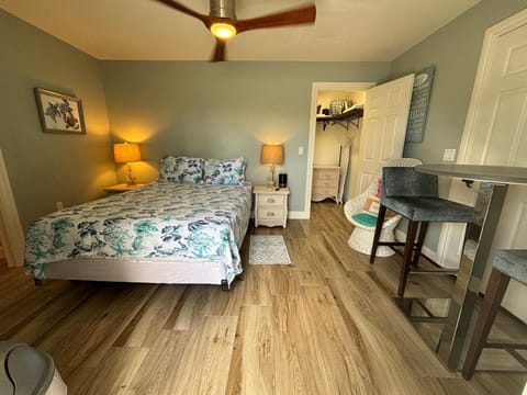 Bed, Photo of the whole room, Seating area, Dining area, Bedroom