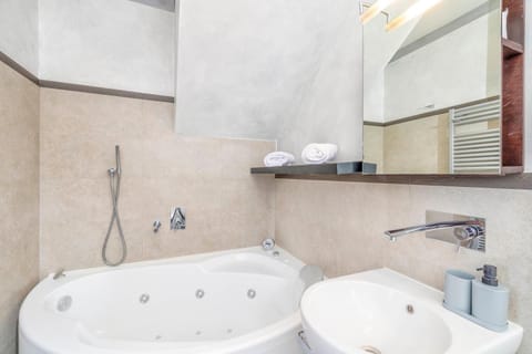 Bathroom, Bath, towels