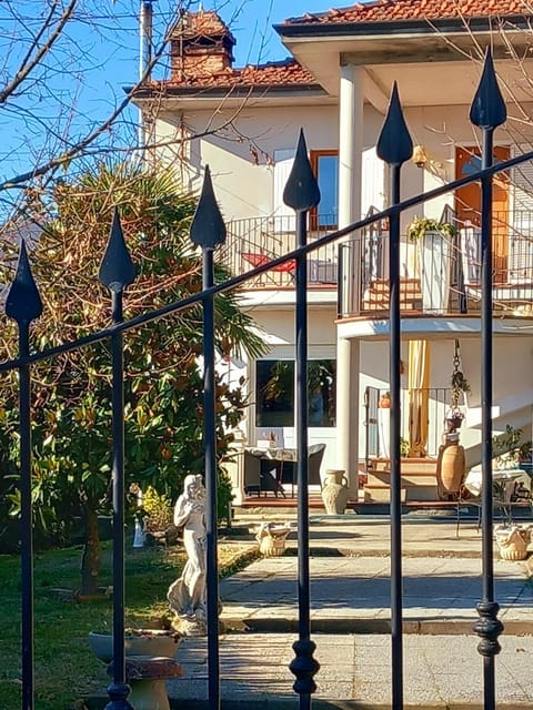 Property building, Patio, Garden, Balcony/Terrace, Garden view