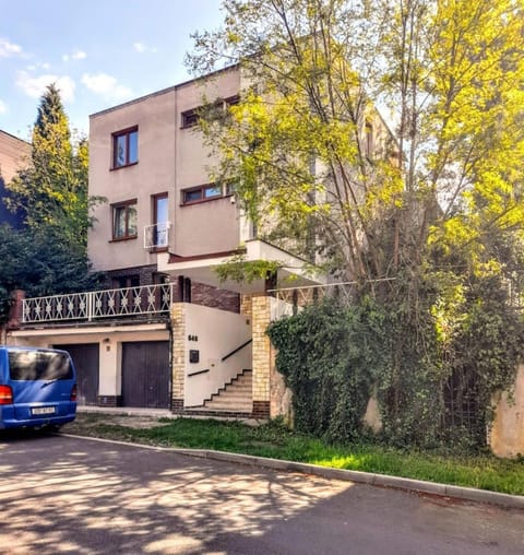 Property building, Facade/entrance, Day, Location, Parking