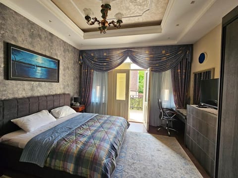 Bed, TV and multimedia, Bedroom