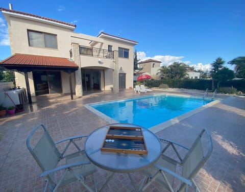 Property building, Day, Pool view, Swimming pool, sunbed