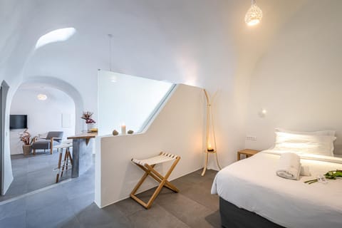 Bed, TV and multimedia, Living room, Photo of the whole room, Dining area, Bedroom