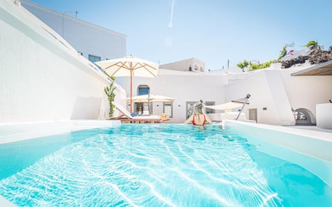 Property building, Patio, Day, Pool view, Swimming pool, sunbed