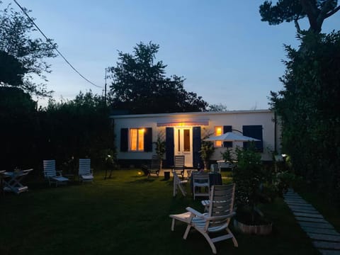 Property building, Patio, Garden, Dining area, Garden view, sunbed