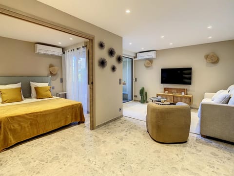 Bed, TV and multimedia, Living room, Seating area, Bedroom