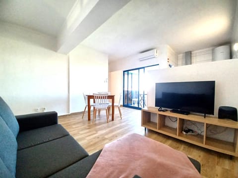 TV and multimedia, Living room, Seating area, air conditioner