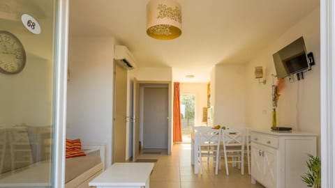 TV and multimedia, Kitchen or kitchenette, Living room, Seating area, Dining area