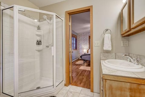 Chic chalet w/ hot tub, ping-pong, arcade bball Chalet in Cascade-Chipita Park