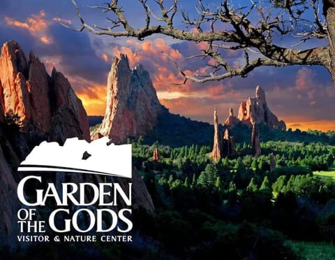 Chic chalet w/ hot tub, ping-pong, arcade bball Chalet in Cascade-Chipita Park