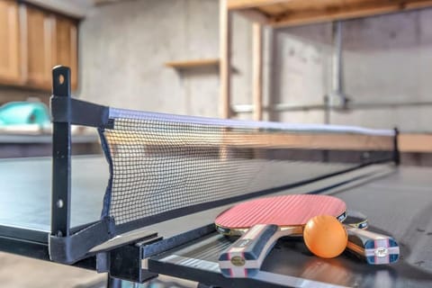 Chic chalet w/ hot tub, ping-pong, arcade bball Chalet in Cascade-Chipita Park