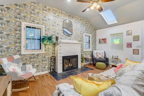 Chic chalet w/ hot tub, ping-pong, arcade bball Chalet in Cascade-Chipita Park