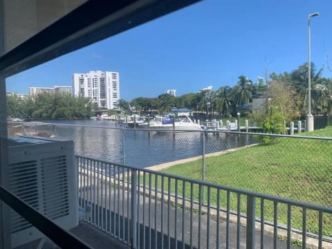 Walk to the beach, Studio, with Pool and FREE Parking Apartment in Hallandale Beach