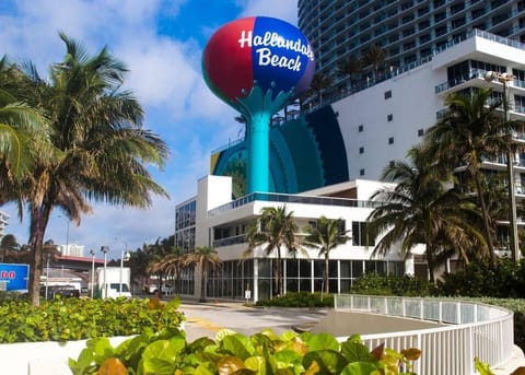 Walk to the beach, Studio, with Pool and FREE Parking Apartment in Hallandale Beach