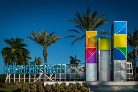 Walk to the beach, Studio, with Pool and FREE Parking Apartment in Hallandale Beach