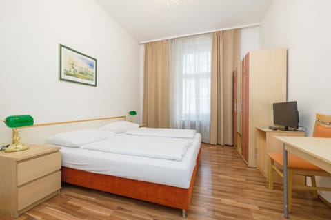 Bed, TV and multimedia, Photo of the whole room, Bedroom, hair dresser