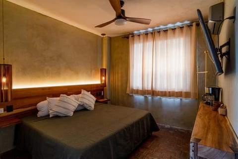 Bed, TV and multimedia, Photo of the whole room, Bedroom, towels, air conditioner