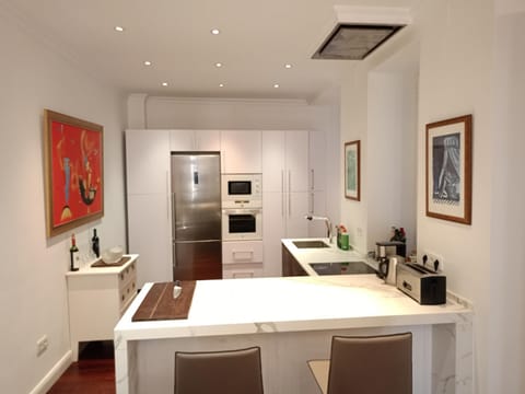 Kitchen or kitchenette, Dining area, oven