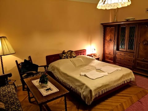 Bed, Bedroom, towels