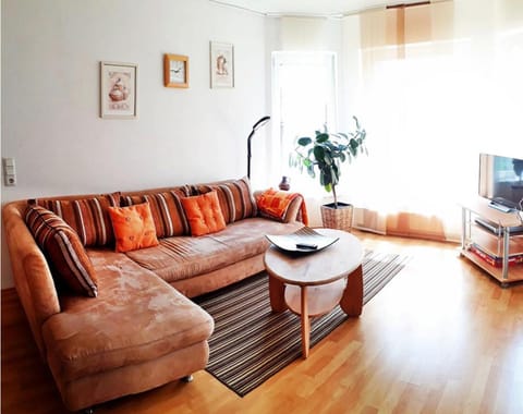TV and multimedia, Living room, Seating area, Evening entertainment