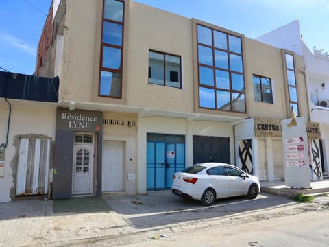 Property building, Facade/entrance, Street view, Location, Parking