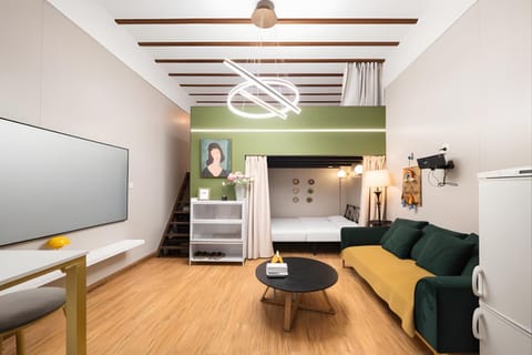 Bed, TV and multimedia, Living room, Photo of the whole room, Seating area, Evening entertainment