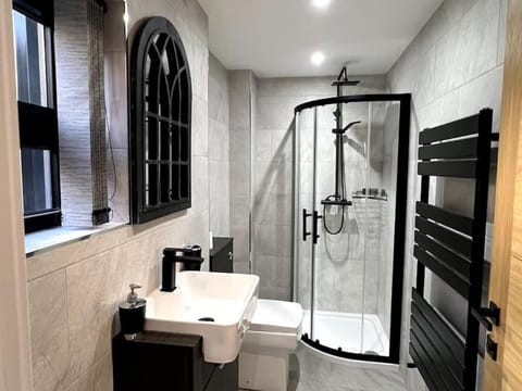 Shower, Toilet, Bathroom, Bath