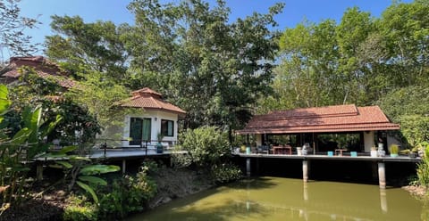 Property building, Balcony/Terrace, Lake view