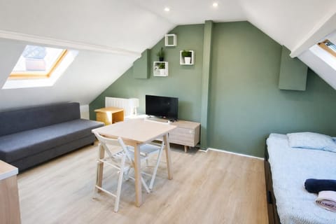 Property building, TV and multimedia, Living room, concierge, internet