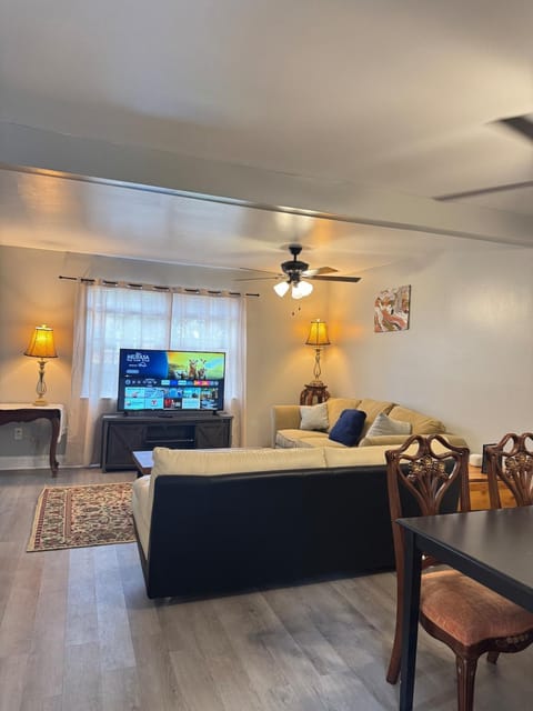 TV and multimedia, Living room, Seating area, Evening entertainment
