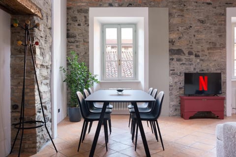 TV and multimedia, Living room, Seating area, Dining area