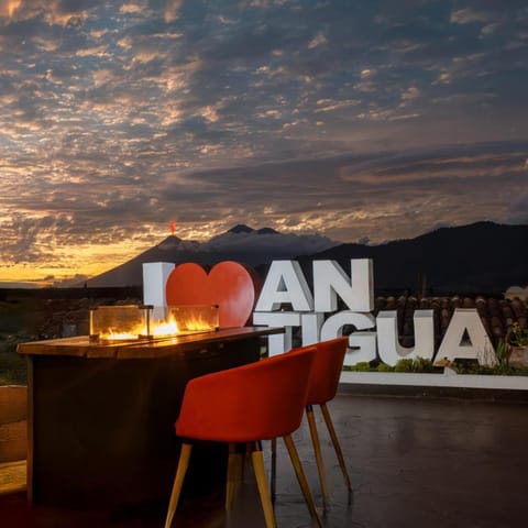 Restaurant/places to eat, View (from property/room), Balcony/Terrace, Landmark view, Mountain view
