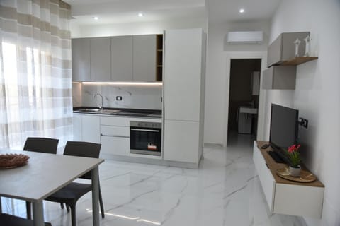 Kitchen or kitchenette, Dining area, stove