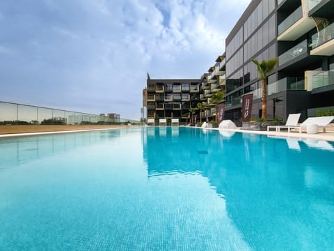 Property building, Swimming pool, sunbed