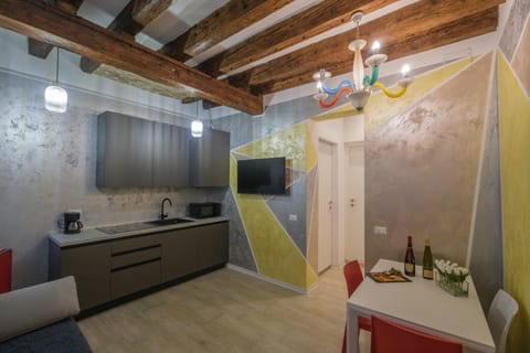 TV and multimedia, Kitchen or kitchenette, Dining area, minibar
