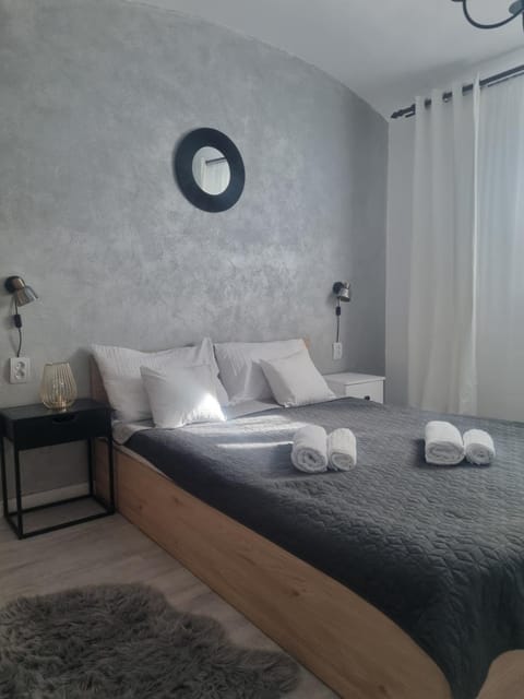 Bed, Bedroom, towels