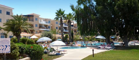 Property building, Garden, Swimming pool