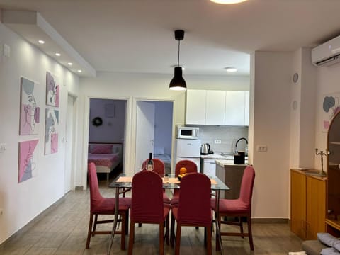 Kitchen or kitchenette, Living room, Seating area, Dining area, minibar, air conditioner