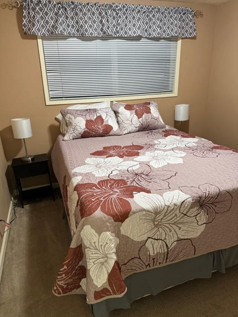 West Linn Relaxing Entire Home WiFi TV Yard BBQ Eateries House in West Linn