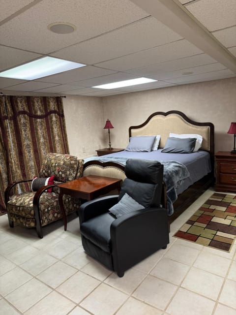 West Linn Relaxing Entire Home WiFi TV Yard BBQ Eateries House in West Linn