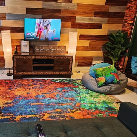 TV and multimedia, Living room, Seating area, Evening entertainment, air conditioner