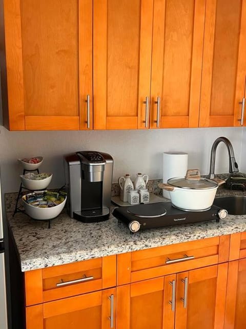 Coffee/tea facilities, Kitchen or kitchenette, stove