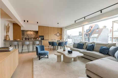 Kitchen or kitchenette, Living room, Seating area, Dining area