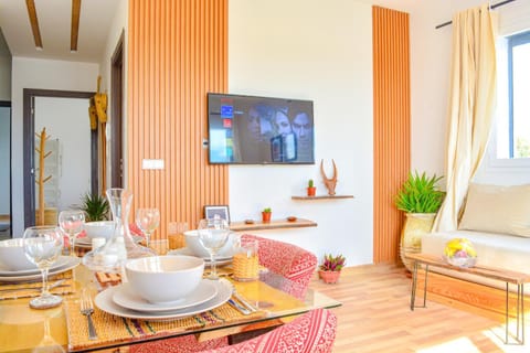 TV and multimedia, Living room, Food and drinks, Seating area, Dining area, Food, Drinks