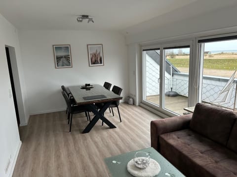 Natural landscape, Balcony/Terrace, Living room, Seating area, Dining area, Lake view